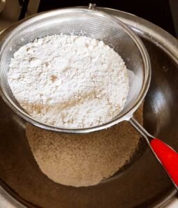 tamiser le melange de farines