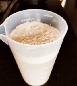 la levure ravivée fait de la mousse