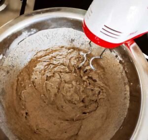 mélange de tous les ingrédients au batteur ou à la main