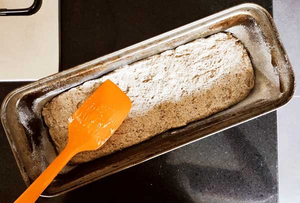 mélange versé dans le moule puis étalé à la spatule