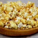 pop corn salé et léger dans une assiette en bois