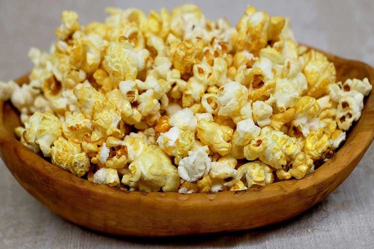 pop corn salé et léger dans une assiette en bois