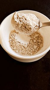 la farine de millet, ici deux types de millets différents