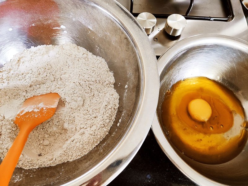 Pâte à tarte pour quiches ou desserts, mélange oeuf-farines