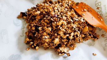 étalez le mix sur une plaque recouverte de papier de cuisson